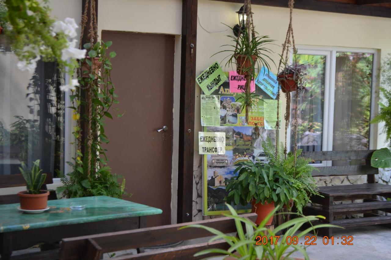 U Palycha Guest House Sochumi Exterior foto