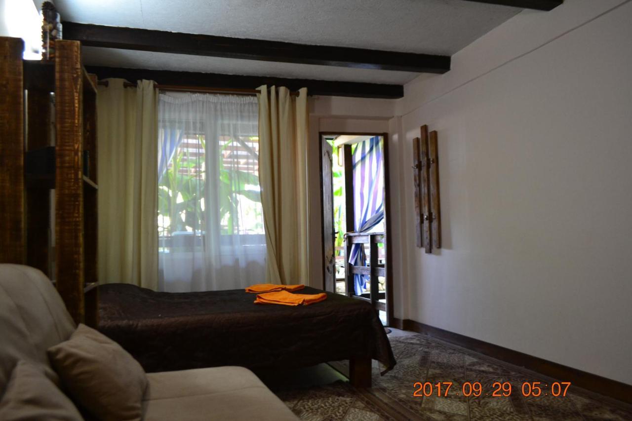 U Palycha Guest House Sochumi Exterior foto